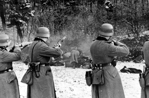 Plik:The Bochnia massacre German-occupied Poland 1939.jpg