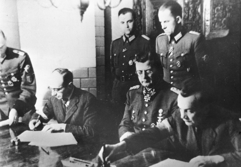 Plik:Warsaw Uprising signing the act of surrender.jpg