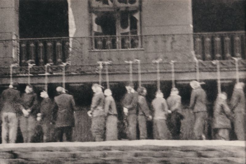 Plik:Poles, inmates of Pawiak prison, hanged by Germans in Leszno Street , Warsaw February 11th 1944.jpg